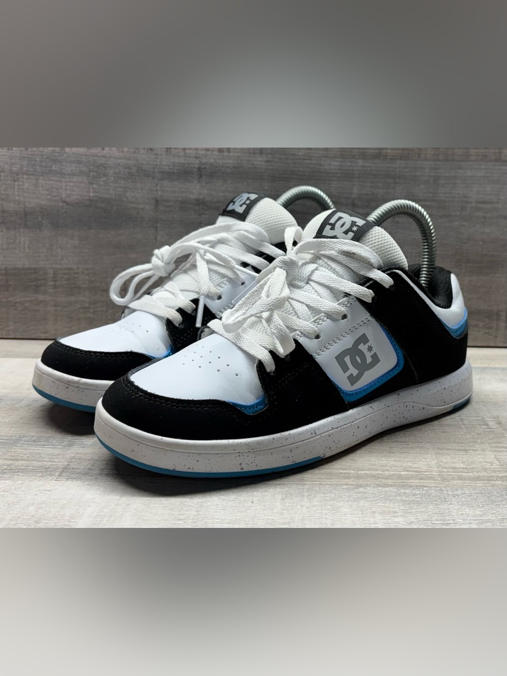 2006 DC Shoes Cure Boys Size 4 Skate Shoes White Black Blue Leather Y2K